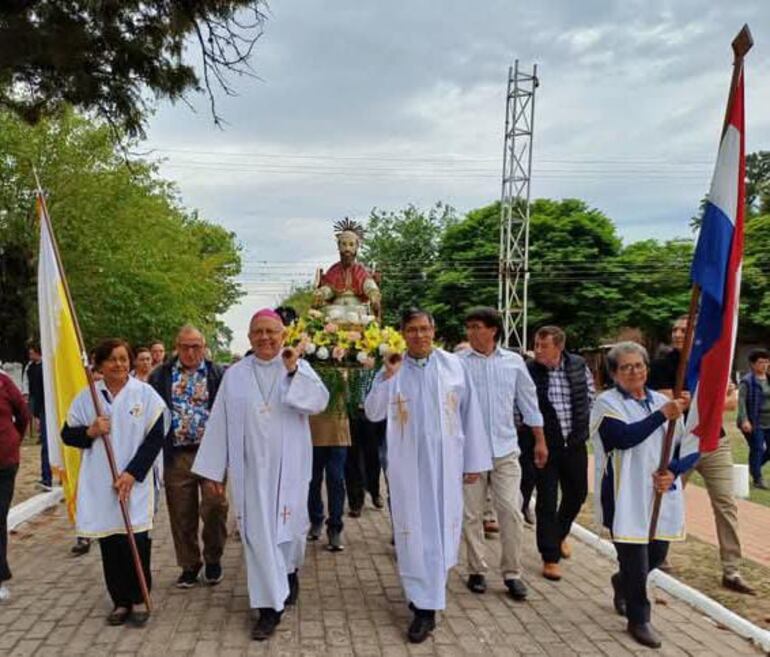 Los fieles realizaron la procesión del Santo Patrono San Atanasio por las calles de la ciudad de Isla Umbú.