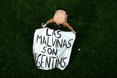 El futbolista argentino Giovani Lo Celso despliega una pancarta con la leyenda 'Las Mavinas son argentinas' tras la semifinal disputada ayer por Argentina e Inglaterra, en el Mundial 2026.