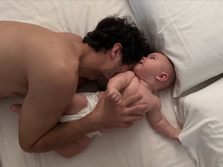 El dulce Dante mimándose con papá Chino Darín. (Instagram/Úrsula Corberó)