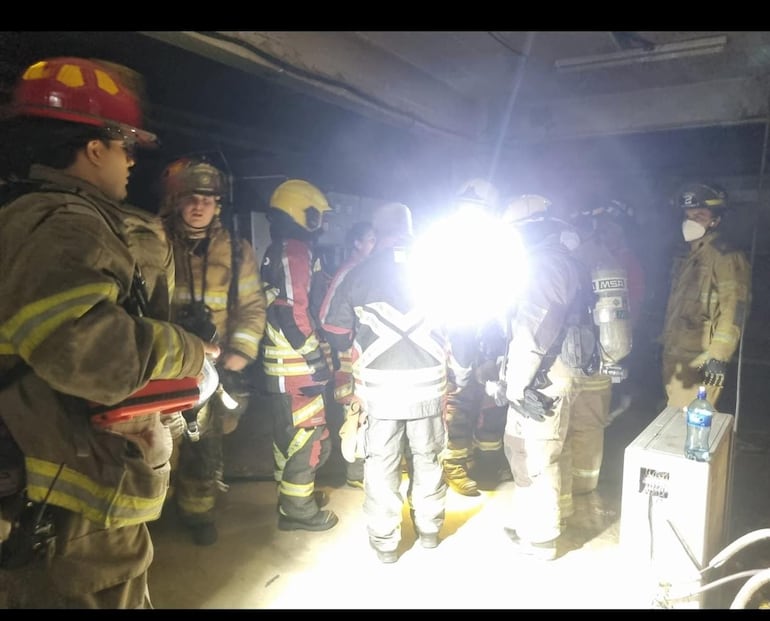Bomberos Voluntarios se encuentran trabajando el el subsuelo del Hospital Central.