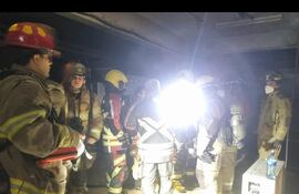 Bomberos Voluntarios se encuentran trabajando el el subsuelo del Hospital Central.