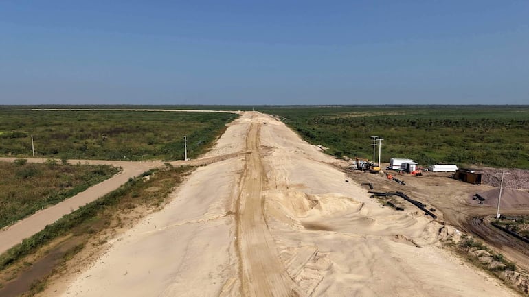Camino de entrada al puente lado paraguayo en plena construccion de asfaltado