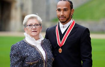 Lewis Hamilton con su madre Carmen, quien hoy cumple 70 años.