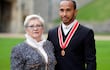 Lewis Hamilton con su madre Carmen, quien hoy cumple 70 años.