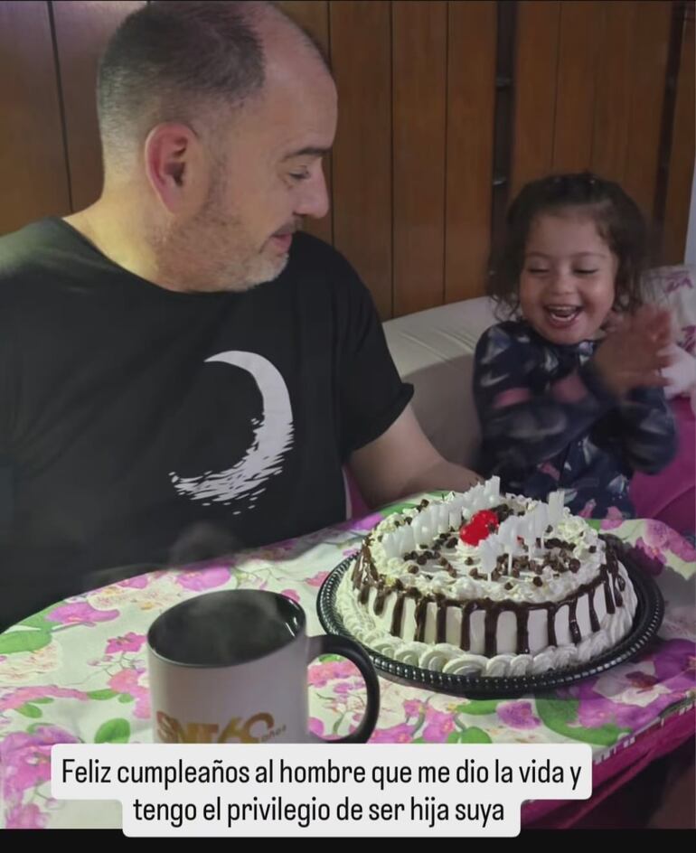 Charlotte María Bonita cantando "Feliz cumpleaños" a su papá Carlos Troche. (Instagram/Carlos Troche)