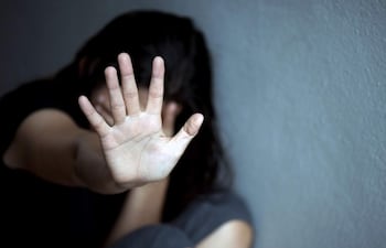 La mujer, víctima de violencia familiar, denunció que su pareja que afronta juicio por es hecho punible la estuvo acechando al transgredir su restricción de acercamiento.
