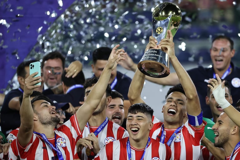 Los jugadores de Paraguay celebran la clasificación a Los Juegos Olímpicos París 2024 y la consagración de campeón del Preolímpico 2024 en el estadio Nacional Brígido Iriarte, en Caracas, Venezuela.