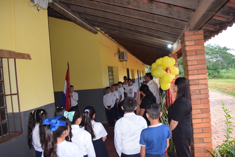 Los niños reciben instrucciones de evitar acercarse al sector señalizado por peligro de derrumbe.