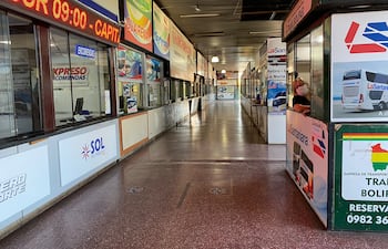 Muchos usuarios se acercaron a la Terminal de Asunción para conocer cuál será la disposición de las empresas con respecto a la suspensión de viajes a Argentina.