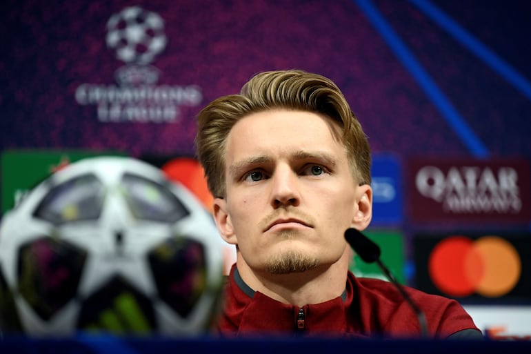El noruego Martin Odegaard, futbolista del Arsenal, en la conferencia de prensa previa al partido contra PSG por la final de la Champions League en el estadio Puskas Arena, en Budapest, Hungría.