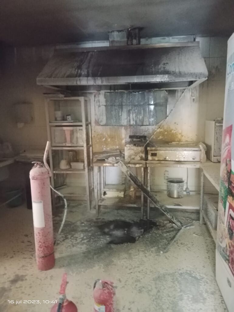 Así quedó la cocina de la estación de servicios que se incendió.