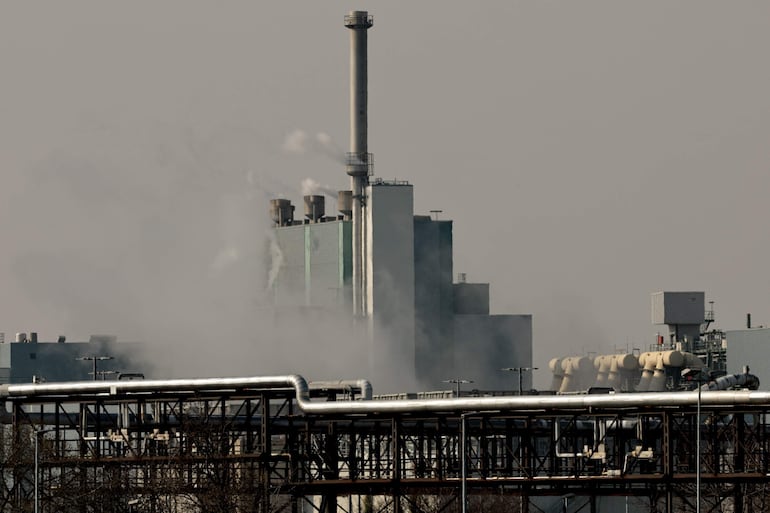 Precios del petróleo caen casi 6% luego de que Trump presentara plan de paz a Irán