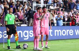 Rodrigo De Paul con Messi, el miércoles ante Atlas de México.