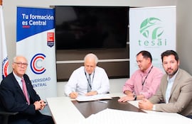 El Dr. Fernando Bittinger firmando el convenio con la Universidad Central del Paraguay.