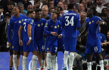 El centrocampista brasileño del Chelsea, Estevao, celebra el segundo gol del equipo durante el partido de fútbol de la segunda ronda de la Copa de la Liga de Inglaterra entre el Chelsea y el Luton Town en Stamford Bridge, en Londres.
