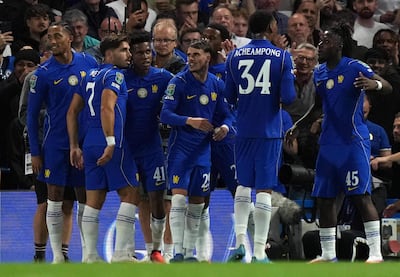 El centrocampista brasileño del Chelsea, Estevao, celebra el segundo gol del equipo durante el partido de fútbol de la segunda ronda de la Copa de la Liga de Inglaterra entre el Chelsea y el Luton Town en Stamford Bridge, en Londres.