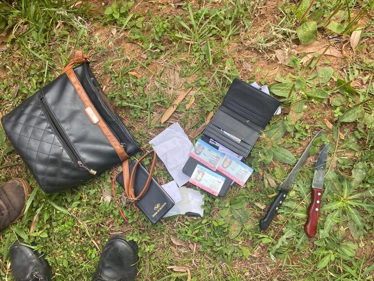 La Policía Nacional logró recuperar una cartera de color negro y otras pertenencias denunciadas como robadas.