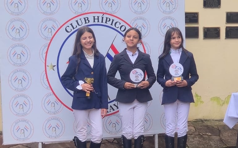 María Victoria Ruiz (i), Ameli Domecq y Ashlin Cometto, el podio de Menores 0.70.