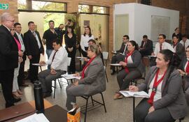 El fiscal general del Estado Emiliano Rolón dirigió algunas palabras antes de iniciar el examen de conocimientos para las vacancias a asistente fiscal.