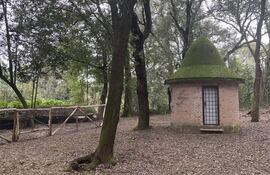 El búnker real de la familia Saboya, escondido bajo una colina de la Villa Ada de Roma, ha reabierto este viernes al público como una joya de la arquitectura bélica de la II Guerra Mundial, ya que permitía al monarca entrar en coche hasta las puertas del refugio para protegerse de los bombardeos. Tras décadas de abandono, vandalismo y cierres intermitentes, este refugio construido entre 1940 y 1942 para el rey Vittorio Emanuele III vuelve a ser accesible de forma permanente.