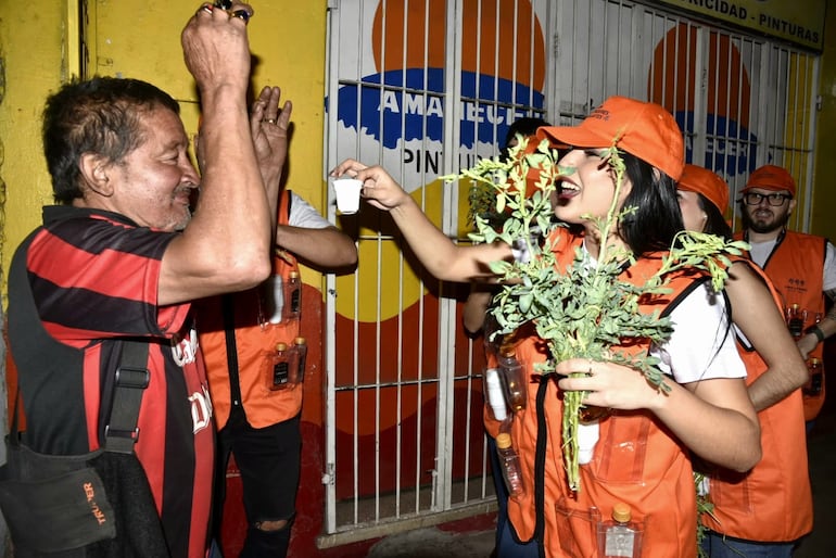 En diversos puntos de Asunción, como el Mercado 4, los desyetadores repartieron desde temprano el brebaje tradicional para terminar con la yeta.