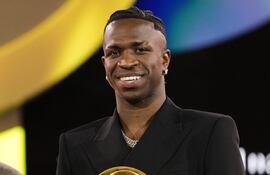 Vinicius Junior, con el trofeo de Mejor Jugador de los Premios Globe Soccer
