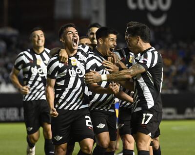 Los jugadores de Libertad celebran un tanto en el partido contra Sportivo Luqueño en el torneo Clausura 2023 del fútbol paraguayo en el estadio La Huerta, en Asunción.