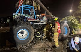 Bomberos de Popayán inspeccionando una camioneta del tipo 'Monster Truck', en Popayán (Colombia). Las autoridades colombianas confirmaron la muerte de una tercera persona y decenas de heridos en un accidente con una camioneta gigante del tipo 'Monster Truck', cuya conductora perdió el control durante una exhibición el domingo y atropelló al público en la ciudad de Popayán.