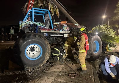 Bomberos de Popayán inspeccionando una camioneta del tipo 'Monster Truck', en Popayán (Colombia). Las autoridades colombianas confirmaron la muerte de una tercera persona y decenas de heridos en un accidente con una camioneta gigante del tipo 'Monster Truck', cuya conductora perdió el control durante una exhibición el domingo y atropelló al público en la ciudad de Popayán.