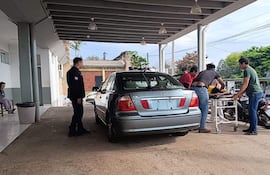 Momento preciso en que la joven herida de bala llega al hospital distrital de Santaní desde la ciudad de Yrybucuá