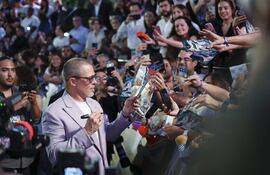 El actor estadounidense Brad Pitt firmando autógrafos durante la alfombra roja de 'F1: La película', en Ciudad de México (México).
