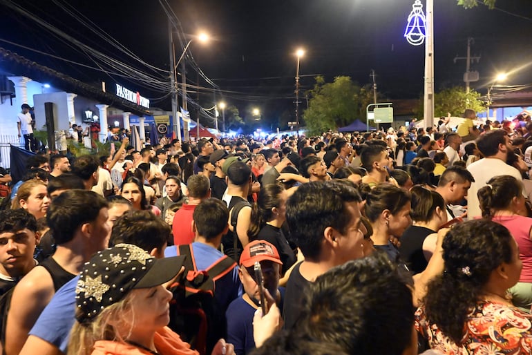 Miles de compatriotas acudieron para las festividades y se generaron peligrosos congestionamientos.