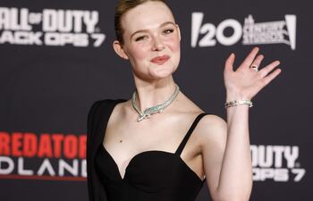 La actriz estadounidense Elle Fanning llegó así de diosa al estreno de la película Depredador: tierras salvajes en el Teatro Chino TCL de Los Ángeles, California, EE. UU.