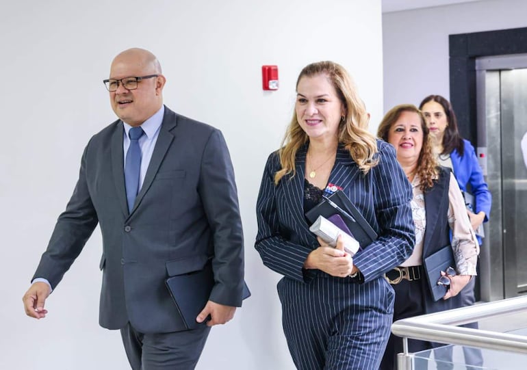 El ministro Oscar Lovera y la ministra María Teresa Barán se reúnen con farmacéuticas en un ambiente institucional.