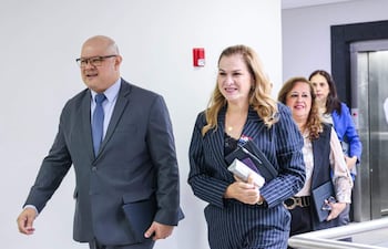 El ministro Oscar Lovera y la ministra María Teresa Barán se reúnen con farmacéuticas en un ambiente institucional.