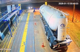 Momento en el que el vehículo aguarda en la entrada de la zona de la portería.