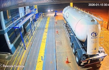 Momento en el que el vehículo aguarda en la entrada de la zona de la portería.