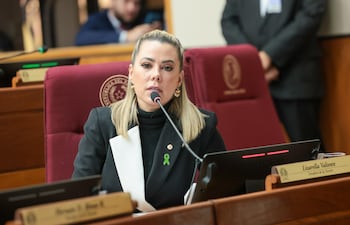 Lizarella Valiente, senadora cartista.