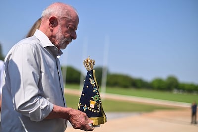 El presidente de Brasil y candidato a la reelección, Luiz Inácio Lula da Silva, sostiene una imagen de la Virgen de Aparecida, patrona nacional, durante una eucaristía este lunes en la capilla del Palacio de la Alvorada, en Brasilia (Brasil).