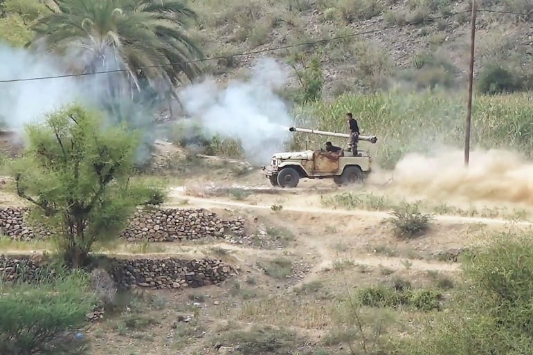 Fuerzas del gobierno internacionalmente reconocido de Yemen en combate con rebeldes hutíes.