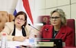 Las senadoras Esperanza Martínez y Lilian Samaniego participan en una discusión sobre la crisis sanitaria durante una reunión de mesa directiva del Senado.