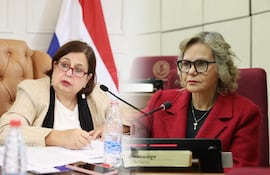 Las senadoras Esperanza Martínez y Lilian Samaniego participan en una discusión sobre la crisis sanitaria durante una reunión de mesa directiva del Senado.
