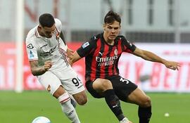 Antonio Sanabria (i) cubre la posesión del balón ante el suizo Ardon Jashari, durante el partido que el Cremonese ganó 2-1 al AC Milan. (Foto AC Milan).