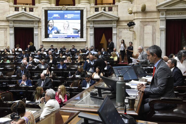 Fotografía cedida por la Cámara de Diputados del presidente de la Cámara de Diputados, el oficialista Martín Menem, durante la sesión en el Congreso de ayer, en Buenos Aires (Argentina).