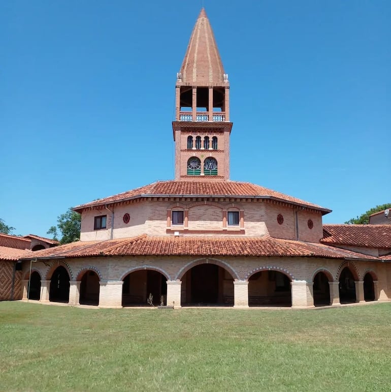 El sitio atrae a visitantes y turistas que buscan disfrutar de su belleza y la tranquilidad que ofrece.