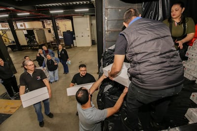 Funcionarios de las Coordinaciones Departamentales se encargan de la carga y distribución de materiales que serán utilizados en las elecciones internaas simultáneas.