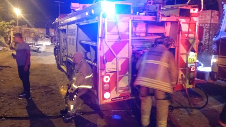Incendio en depósito de una vivienda en Asunción movilizó a varias compañías de bomberos