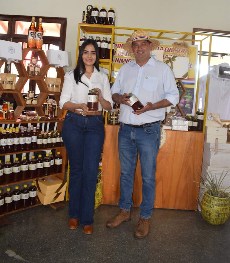 El intendente Sergio Galeano (ANR) visitó el stand de la microemprendedora Vviana Benítez.