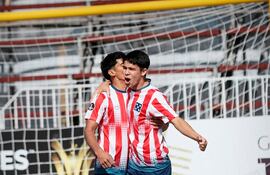 Thiago Barrios grita el tanto de Sixto Cantero, que lo abraza en el festejo de Hayes en el triunfo inaugural.