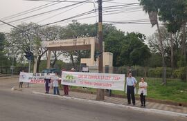Médicos cirujanos pediátricos del IPS se manifestaron esta mañana sobre la calle Sacramento, frente al Hospital Central.